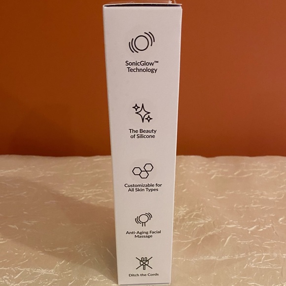 *NEW* PMD Clean Smart Facial Cleansing Device - Picture 3 of 10